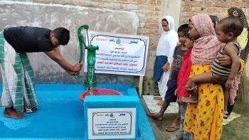 حفر بئر في (الهند) بمضخة يدوية